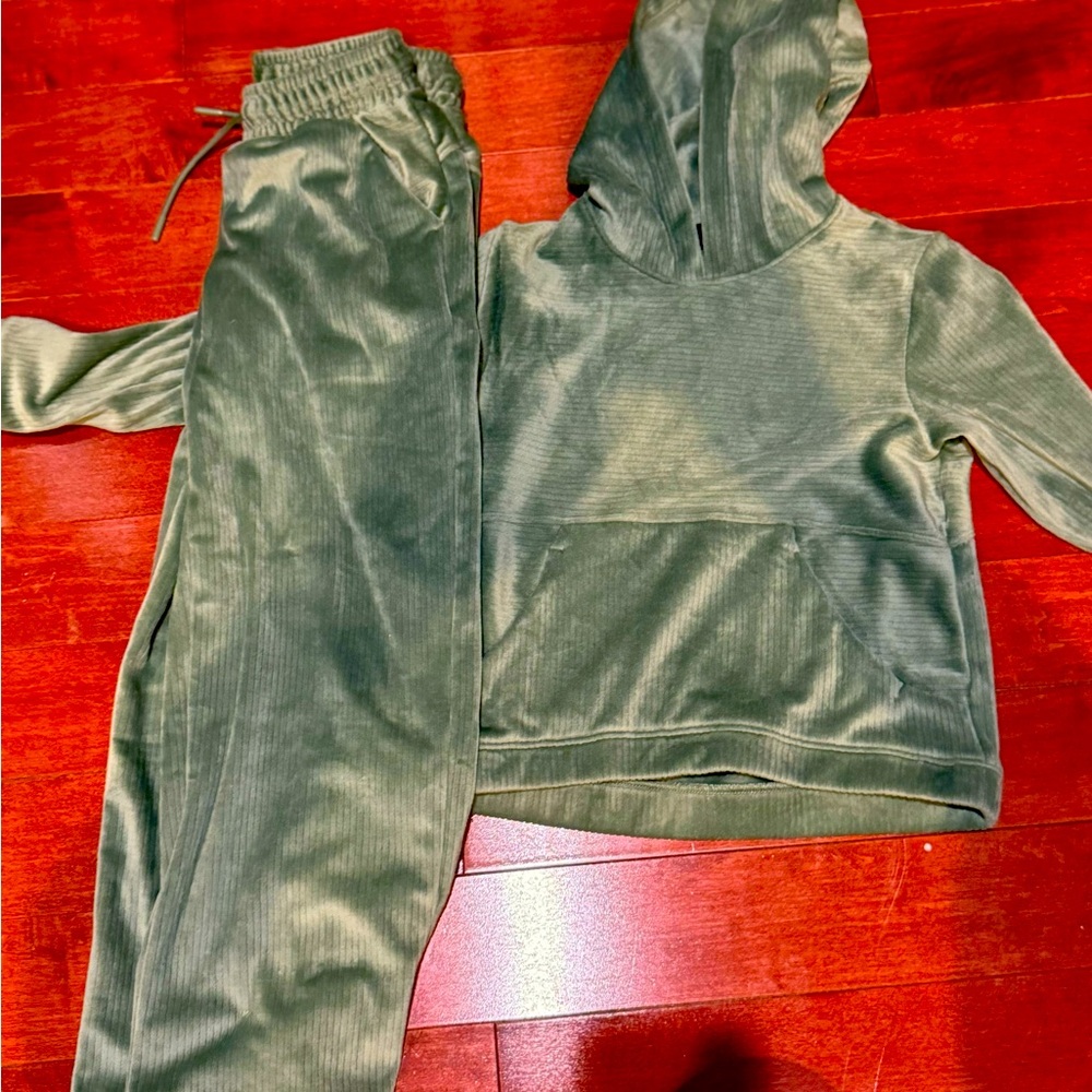 Girls size 6/7 green velour set-hoodie & wide leg joggers